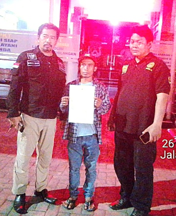 Korban Pengeroyokan oleh tetangganya sendiri, Kd (39 tahun) didampingi Lembaga LP2KP dan LIN Resmi Laporkan Pelaku Ke Polres Pasuruan  (Dok. Harianjatim.id)