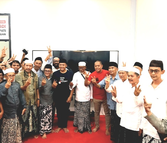 Konferensi Pers Paslon No. Urut 02, Rusdi-Shobih saat umum hasil real count perolehan suara yang masuk sudah mencapai 62,58%  (Dok.Harianjatim.id)