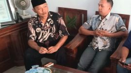 Kades Bakalan, Ahmad Abdulloh saat dikonfirmasi oleh awak media di kantor Desa Bakalan, Purwosari  (Dok.Harianjatim.id)