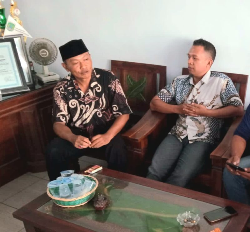 Kades Bakalan, Ahmad Abdulloh saat dikonfirmasi oleh awak media di kantor Desa Bakalan, Purwosari  (Dok.Harianjatim.id)