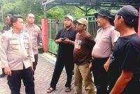 Kasat Bimas Polres Sidoarjo, Kompol. Yudhi Prasetyo SH, saat lakukan kunjungan ke Desa Kepatihan, dalam rangka penguatan Ketahanan Pangan, dalam wilayah hukum Polsek Tulangan  (foto: ist)