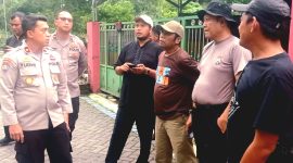 Kasat Bimas Polres Sidoarjo, Kompol. Yudhi Prasetyo SH, saat lakukan kunjungan ke Desa Kepatihan, dalam rangka penguatan Ketahanan Pangan, dalam wilayah hukum Polsek Tulangan  (foto: ist)