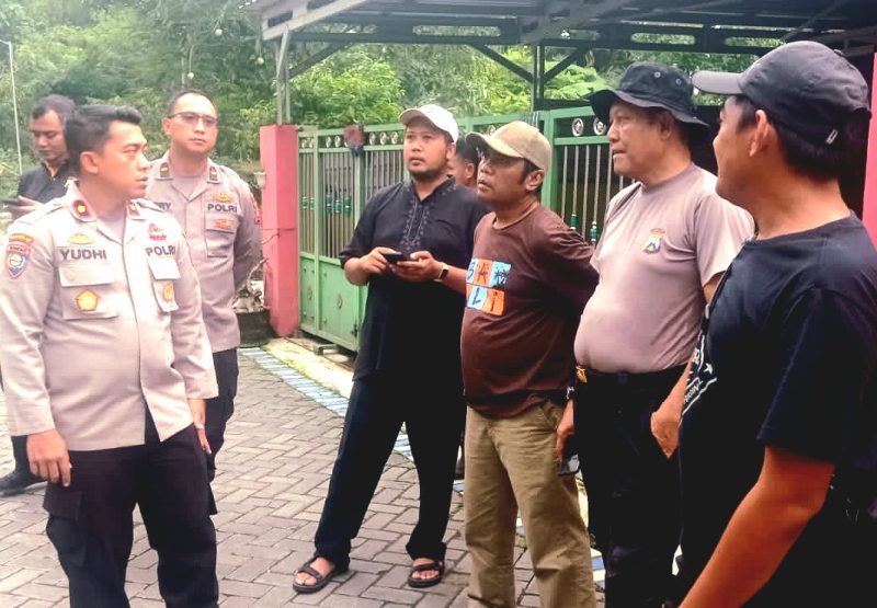 Kasat Bimas Polres Sidoarjo, Kompol. Yudhi Prasetyo SH, saat lakukan kunjungan ke Desa Kepatihan, dalam rangka penguatan Ketahanan Pangan, dalam wilayah hukum Polsek Tulangan  (foto: ist)