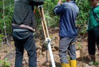 Paniitia PTSL Desa Siki, Kecamatan Dongko, saat lakukan Pemetaan bidang Tanah  (Dok. Harianjatim.id)