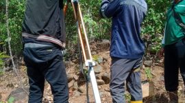 Paniitia PTSL Desa Siki, Kecamatan Dongko, saat lakukan Pemetaan bidang Tanah  (Dok. Harianjatim.id)