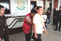 Bayu, Ketua PKBM Salafiyah Kejayan, saat digelandang ke mobil tahanan Kejaksaan Negeri Kabupaten Pasuruan (foto: ist)