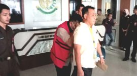 Bayu, Ketua PKBM Salafiyah Kejayan, saat digelandang ke mobil tahanan Kejaksaan Negeri Kabupaten Pasuruan (foto: ist)
