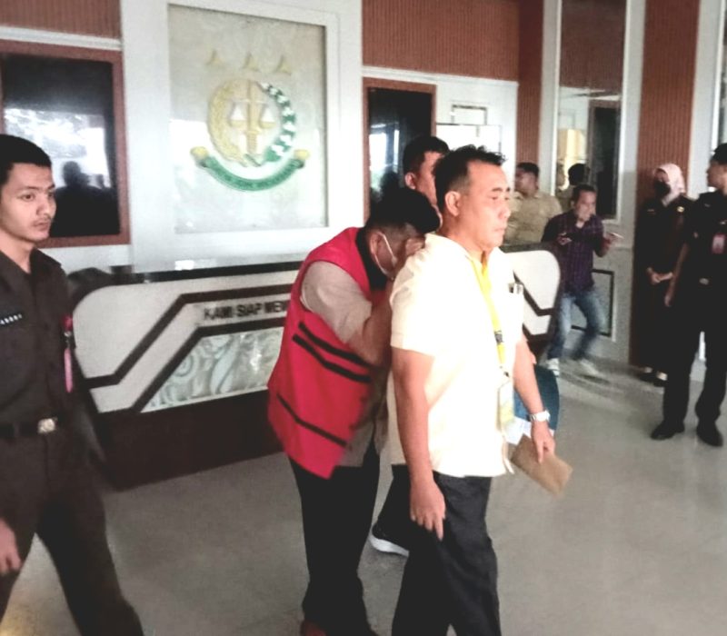 Bayu, Ketua PKBM Salafiyah Kejayan, saat digelandang ke mobil tahanan Kejaksaan Negeri Kabupaten Pasuruan (foto: ist)