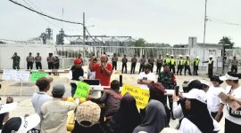 Suasana aksi demo warga Dusun Kedamaian Desa Kepulungan, Kecamatan Gempol, Kabupaten Pasuruan, di depan PT. Cargil Indonesia  (Dok. Harianjatim.id)
