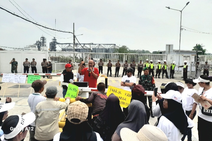 Suasana aksi demo warga Dusun Kedamaian Desa Kepulungan, Kecamatan Gempol, Kabupaten Pasuruan, di depan PT. Cargil Indonesia  (Dok. Harianjatim.id)