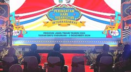 Pj. Gubernur Jawa Timur, Adhi Karyono, saat memberikan sambutan dalam Peringatan Hari Disabilitas Internasiomal, di Taman Dayu Pasuruan  (Dok.Harianjatim.id)
