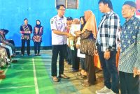 Panitia PTSL Desa Manjung bersama BPN Kabupaten Magetan, saat bagikan Sertipikat Massal (Dok. Harianjatim.id)