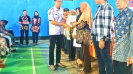 Panitia PTSL Desa Manjung bersama BPN Kabupaten Magetan, saat bagikan Sertipikat Massal  (Dok. Harianjatim.id)