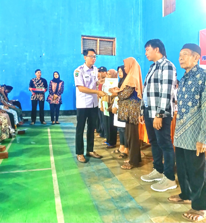 Panitia PTSL Desa Manjung bersama BPN Kabupaten Magetan, saat bagikan Sertipikat Massal  (Dok. Harianjatim.id)