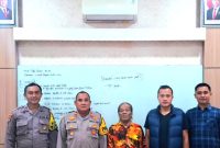 Tb (53 tahun) saat diamankan di Mapolsek Prigen, Pasuruan. (Foto : ist)