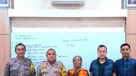 Tb (53 tahun) saat diamankan di Mapolsek Prigen, Pasuruan. (Foto : ist)