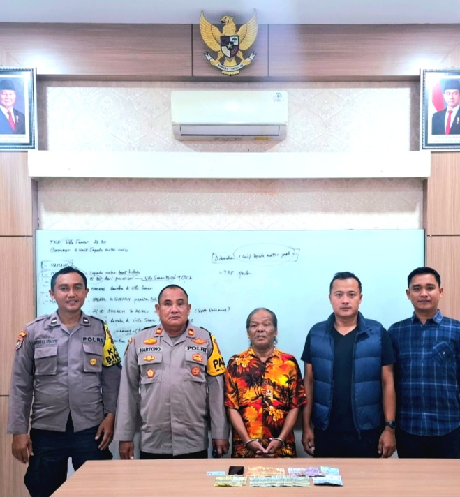 Tb (53 tahun) saat diamankan di Mapolsek Prigen, Pasuruan. (Foto : ist)