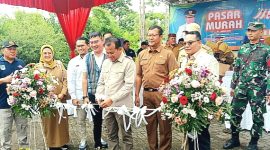 Pemotongan Pita oleh Pj. Bupati Pasuruan, Dr. Nurkholis, sebagai simbolis seremonial di bukanya acara pasar murah di Desa Karangjati Pandaan (Dok. Harianjatim.id)