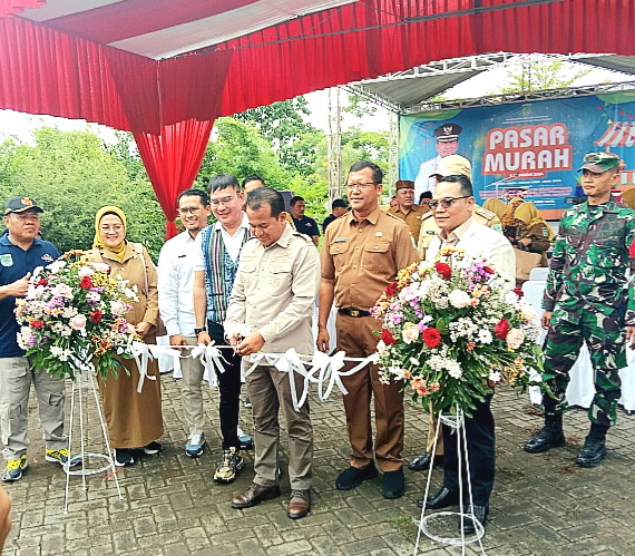 Pemotongan Pita oleh Pj. Bupati Pasuruan, Dr. Nurkholis, sebagai simbolis seremonial di bukanya acara pasar murah di Desa Karangjati Pandaan (Dok. Harianjatim.id)