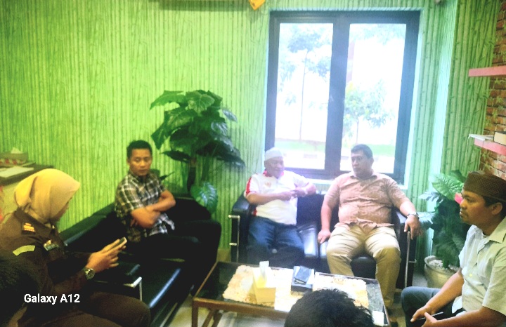 Ketua DPP Ormas GAIB, Habib Yusuf bersama Kepala Seksi Pidana Khusus, Dymas Adji Wibowo, saat Audensi  (Dok. Harianjatim.id)