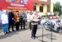 Kapolres Pasuruan, AKBP. Teddy Chandra, saat berikan sambutan dalam pemusnahan BB Narkoba, Miras dan Knalpot brong di halaman Polres Pasuruan  (Dok.Harianjatim.id)