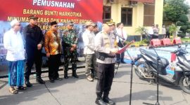 Kapolres Pasuruan, AKBP. Teddy Chandra, saat berikan sambutan dalam pemusnahan BB Narkoba, Miras dan Knalpot brong di halaman Polres Pasuruan  (Dok.Harianjatim.id)