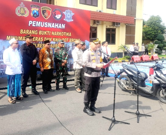 Kapolres Pasuruan, AKBP. Teddy Chandra, saat berikan sambutan dalam pemusnahan BB Narkoba, Miras dan Knalpot brong di halaman Polres Pasuruan  (Dok.Harianjatim.id)
