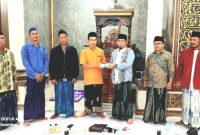 Kades Oro-oro ombo Wetan, Amin Tohari ST, saat menyerahkan semua gajinya untuk kepentingan warganya  (Dok.Harianjatim.id)