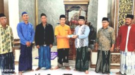 Kades Oro-oro ombo Wetan, Amin Tohari ST, saat menyerahkan semua gajinya untuk kepentingan warganya  (Dok.Harianjatim.id)