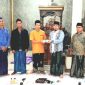 Kades Oro-oro ombo Wetan, Amin Tohari ST, saat menyerahkan semua gajinya untuk kepentingan warganya  (Dok.Harianjatim.id)
