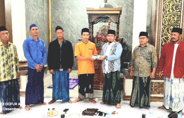 Kades Oro-oro ombo Wetan, Amin Tohari ST, saat menyerahkan semua gajinya untuk kepentingan warganya  (Dok.Harianjatim.id)
