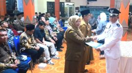 Kades Dayurejo, Wahono SPW saat menyerahkan SK Kepada Ketiga Perangkat Desa yang baru dilantik (Dok. Harianjatim.id)
