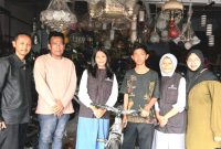 Yayasan Sosial 14 Teladan, saat menyerahkan bantuan Sepeda Kepada Mocas (foto: ist)