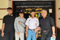 Kedua Korban bersama saksi didampingi Kuasa Hukumnya saat berada di depan ruang pemeriksaan Unit 1 Pidum Satreskrim Polres Pasuruan  (Dok.Harianjatim.id)