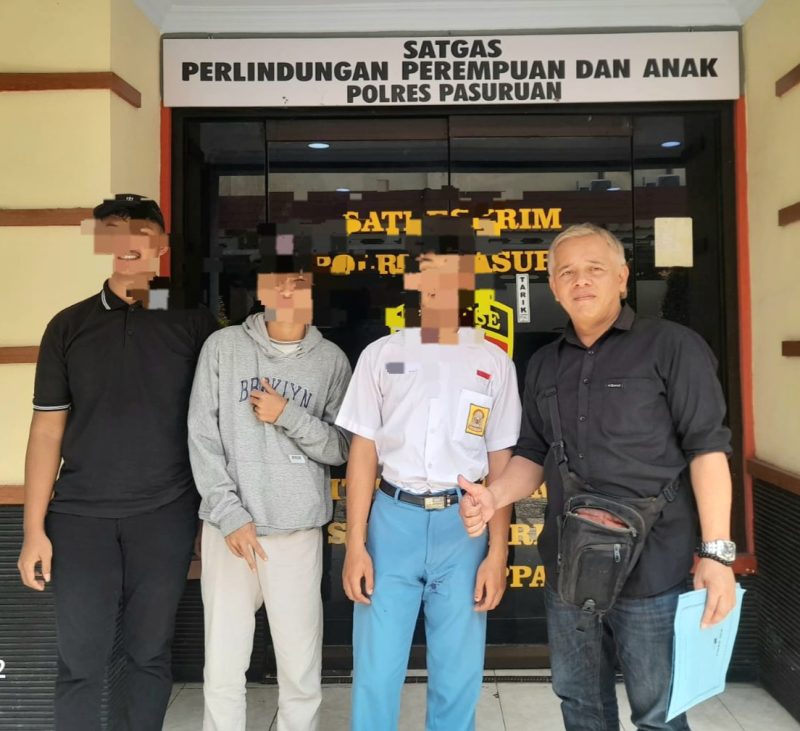 Kedua Korban bersama saksi didampingi Kuasa Hukumnya saat berada di depan ruang pemeriksaan Unit 1 Pidum Satreskrim Polres Pasuruan  (Dok.Harianjatim.id)