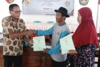 Pembagian sertifikat dalam program PTSL Desa Jombang, Kecamatan Jombang Kabupaten Jember  (foto : ist)