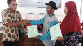 Pembagian sertifikat dalam program PTSL Desa Jombang, Kecamatan Jombang Kabupaten Jember  (foto : ist)