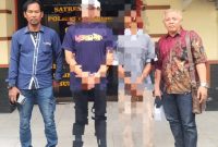 Korban dan Saksi saat didampingi Andreas Wuisan selaku kuasa hukumnya, di depan Unit 1 Pidana Umum Satreskrim PolresPasuruan (Dok.Harianjatim.id)