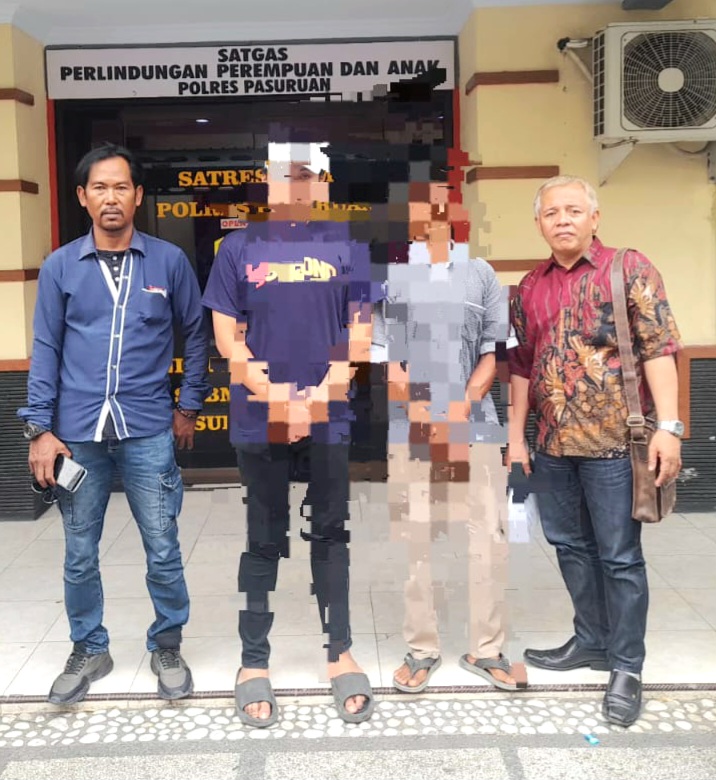 Korban dan Saksi saat didampingi Andreas Wuisan selaku kuasa hukumnya, di depan Unit 1 Pidana Umum Satreskrim PolresPasuruan (Dok.Harianjatim.id)