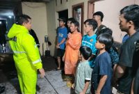 Evakuasi korban pergeseran tanah di Purwodadi, ke tempat yang lebih aman, oleh Polsek Purwodadi bersama TNI dan BPBD Kabupaten Pasuruan (foto :ist)