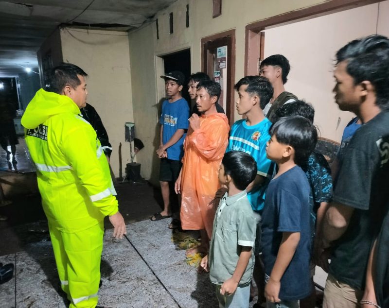 Evakuasi korban pergeseran tanah di Purwodadi, ke tempat yang lebih aman, oleh Polsek Purwodadi bersama TNI dan BPBD Kabupaten Pasuruan (foto :ist)