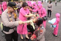 Kapolres Pasuruan, AKBP. Teddy Chandra, saat pimpin Upacara Wisuda Purnabakti  (foto: ist)