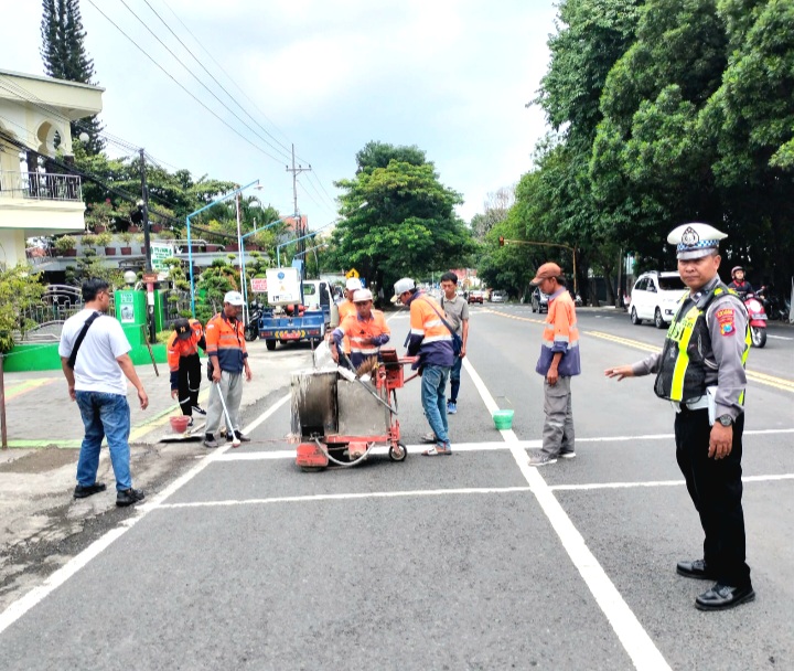 Peninggian Pita Kejut, di Jalan Raya Kalitengah, Pandaan, kolaborasi Dinas Perhubungan bersama Polres Pasuruan   (foto: ist)