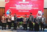 Penyeraham Salinan Keputusan Penetapan Rusdi Sutejo dan Shobih Asrori sebagai Bupati dan Wakil Bupati Kabupaten Pasuruan Terpilih dalam Pemilukada Tahun 2024, (Dok.Harianjatim.id)