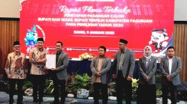 Penyeraham Salinan Keputusan Penetapan Rusdi Sutejo dan Shobih Asrori sebagai Bupati dan Wakil Bupati Kabupaten Pasuruan Terpilih dalam Pemilukada Tahun 2024, (Dok.Harianjatim.id)