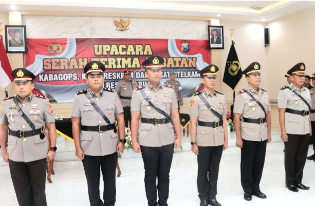 AKBP Jazuli Dani Iriawan, memimpin upacara serah terima jabatan (sertijab) pejabat utama Polres Pasuruan (foto :ist)