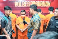 Kasatreskrim Polres Pasuruan, AKP Dimas Firmansyah, saat Press Release interogasi tersangka di depan awak media (Dok. Harianjatim.id)