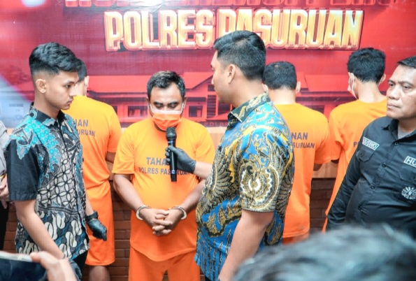 Kasatreskrim Polres Pasuruan, AKP Dimas Firmansyah, saat Press Release interogasi tersangka di depan awak media  (Dok. Harianjatim.id)