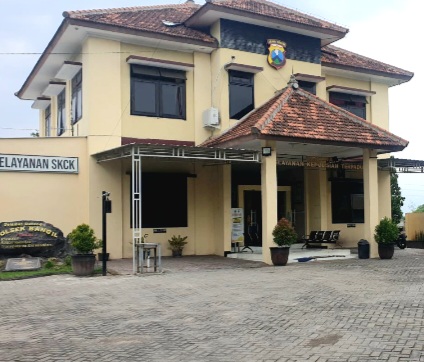 Jajaran Unit Reskrim Polsek Bangil bersama Bhabinkamtibmas, Bhabinsa Kolursari, dan Ketua RT berhasil mengungkap kasus penyalahgunaan narkotika jenis sabu ((foto : ist)