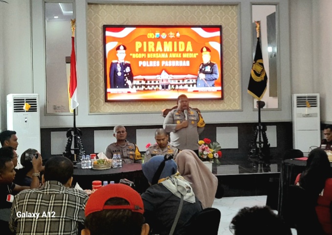 Kapolres Pasuruan, AKBP. Jazuli Dani Iriawan, saat ngopi bareng bersama awak media di Gedung Tribata  (Dok. Harianjatim.id)